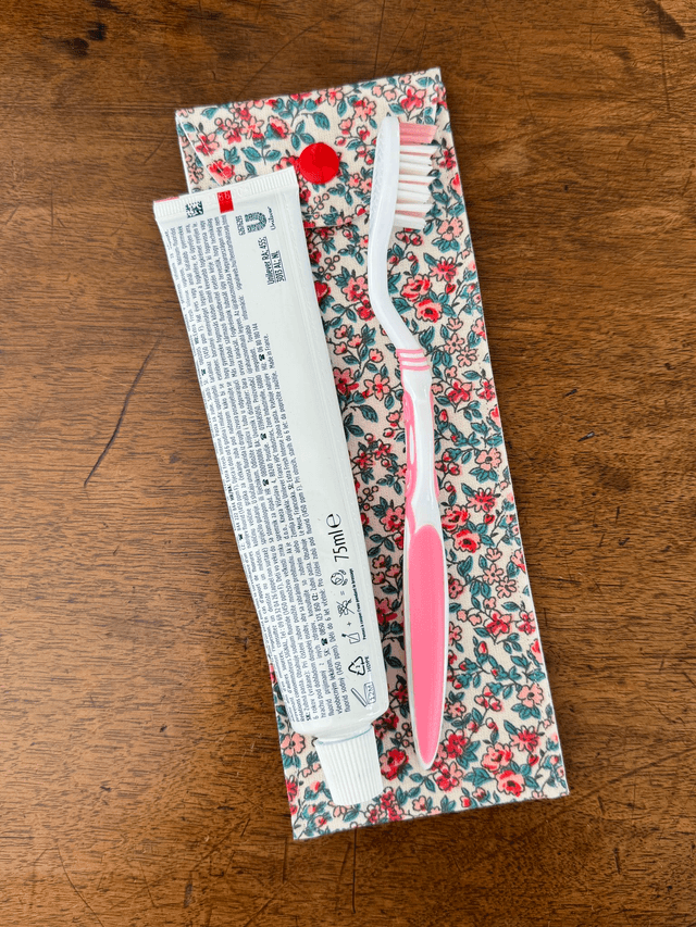 Étui à brosse à dents / ou à couverts