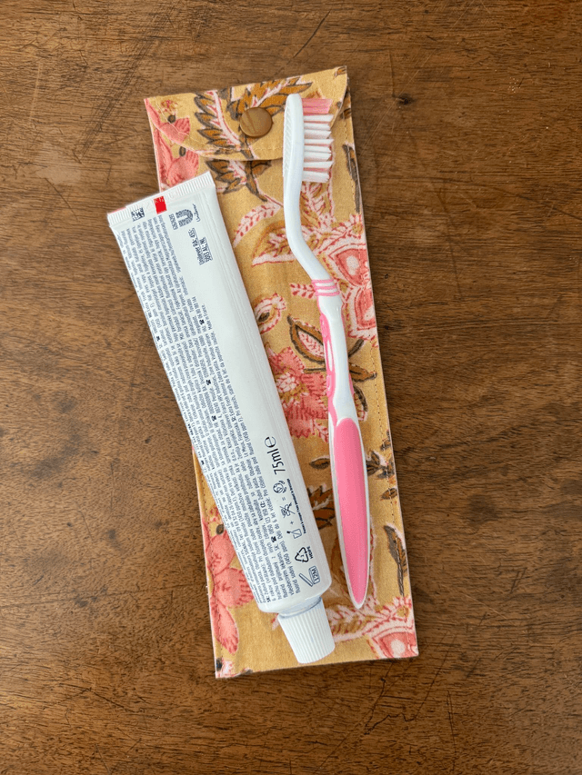 Étui à brosse à dents / ou à couverts