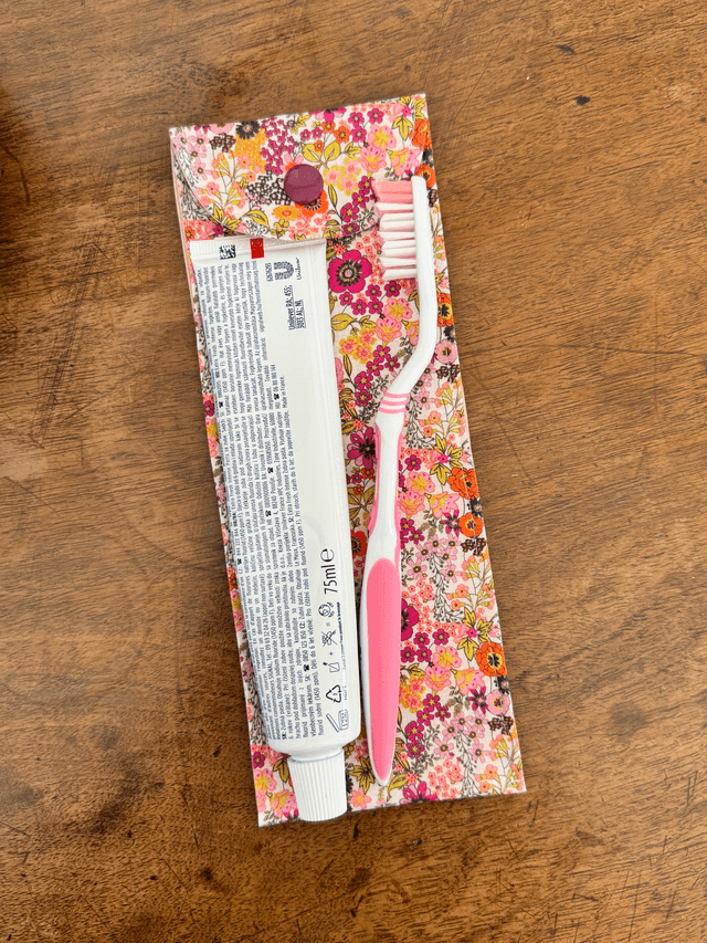 Étui à brosse à dents / ou à couverts