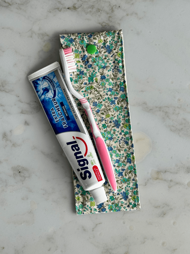Étui à brosse à dents / ou à couverts