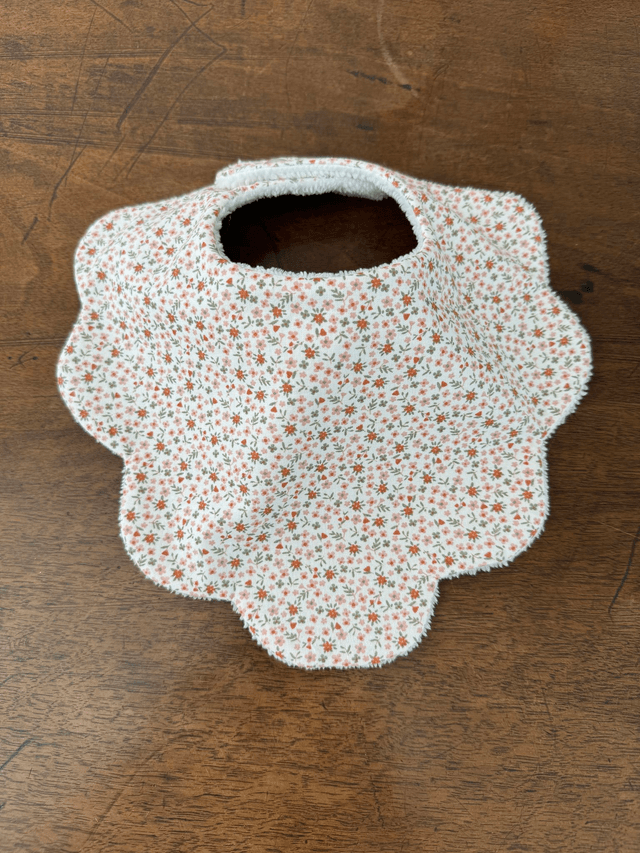 Bavoir fleur bébé fille (0-12 mois)