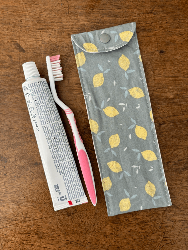 Étui à brosse à dents / ou à couverts
