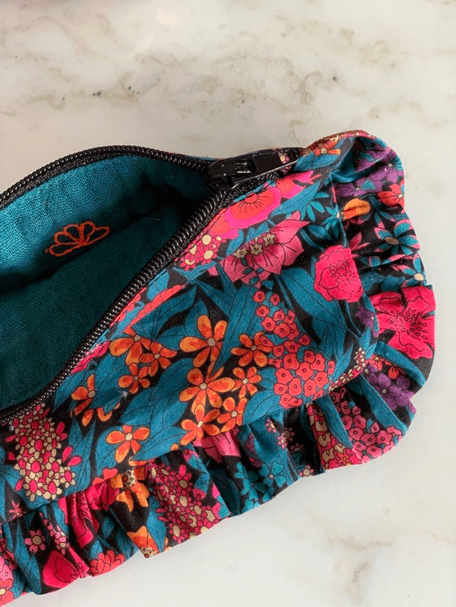Pochette plate à froufrous XS