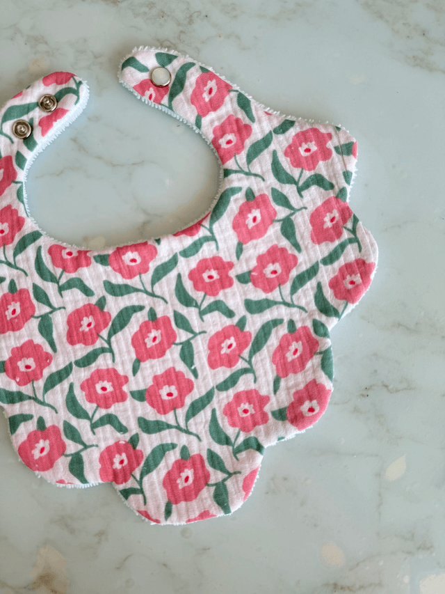 Bavoir fleur bébé fille (0-12 mois)