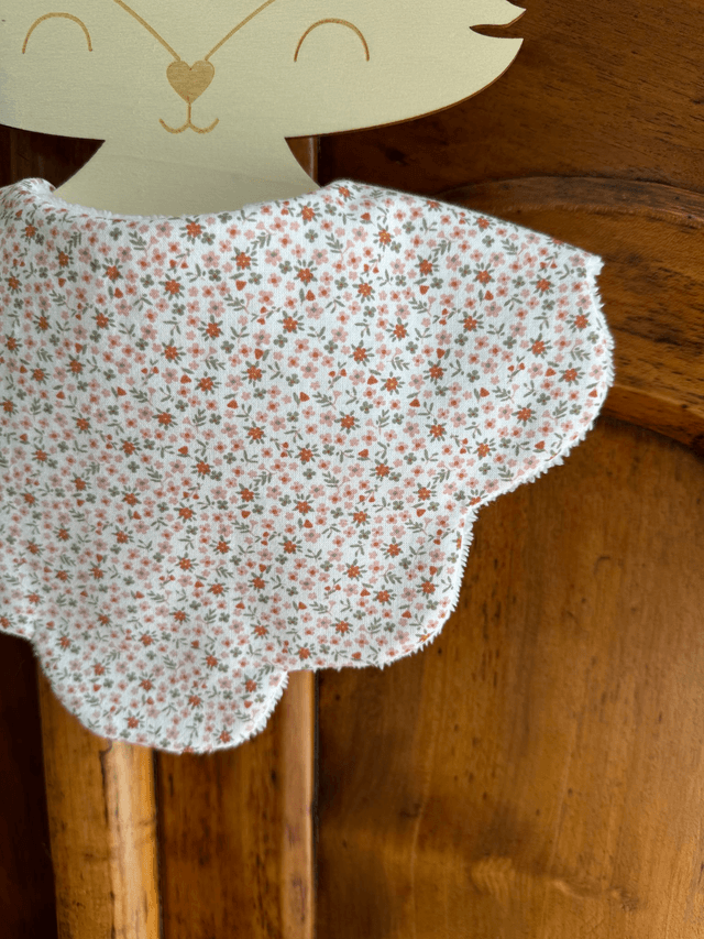 Bavoir fleur bébé fille (0-12 mois)