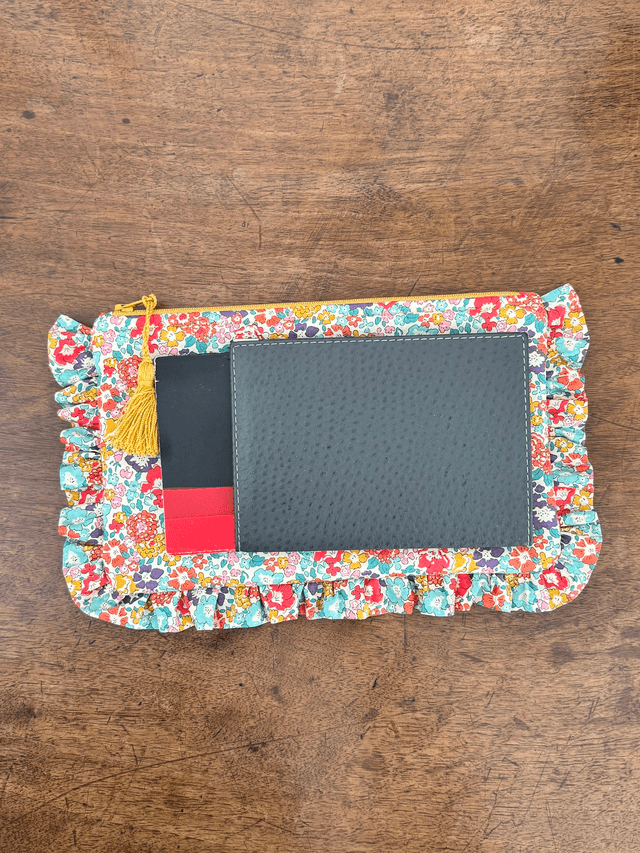Pochette plate à froufrous L