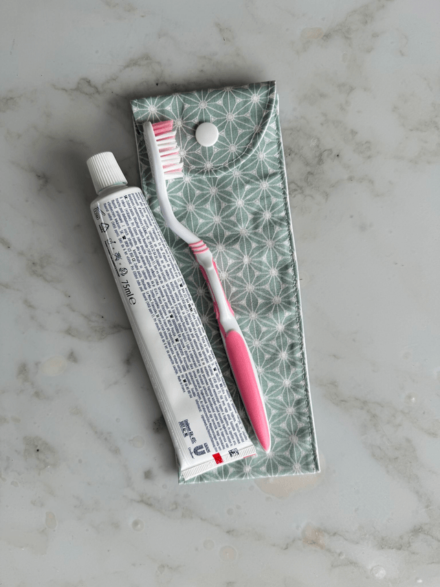 Étui à brosse à dents / ou à couverts