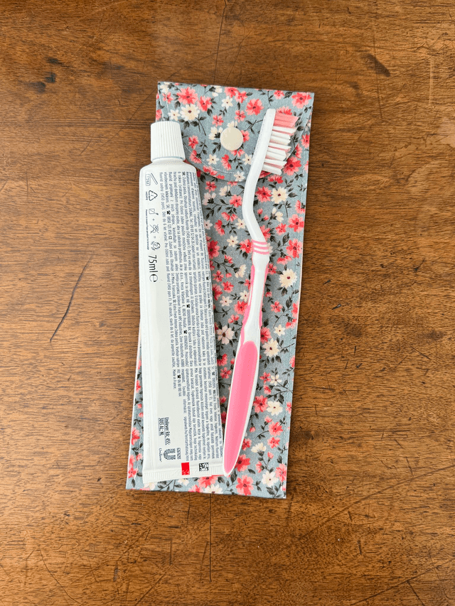 Étui à brosse à dents / ou à couverts