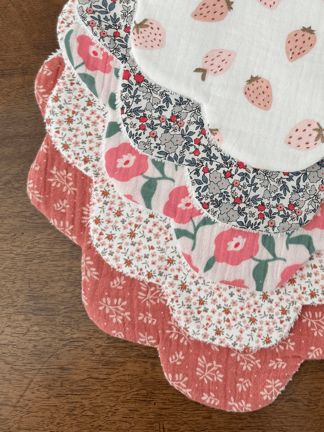 Bavoir fleur bébé fille (0-12 mois)