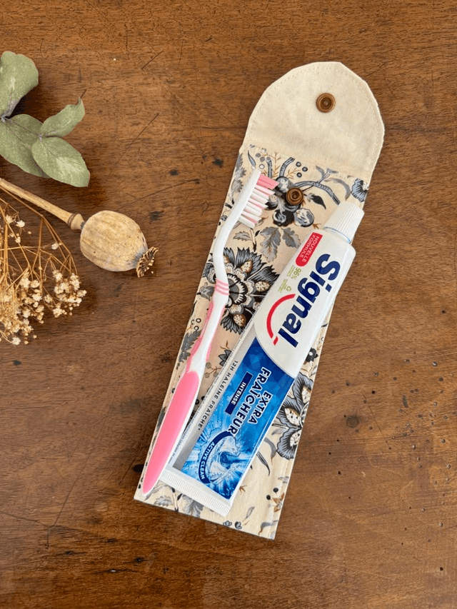 Étui à brosse à dents / ou à couverts
